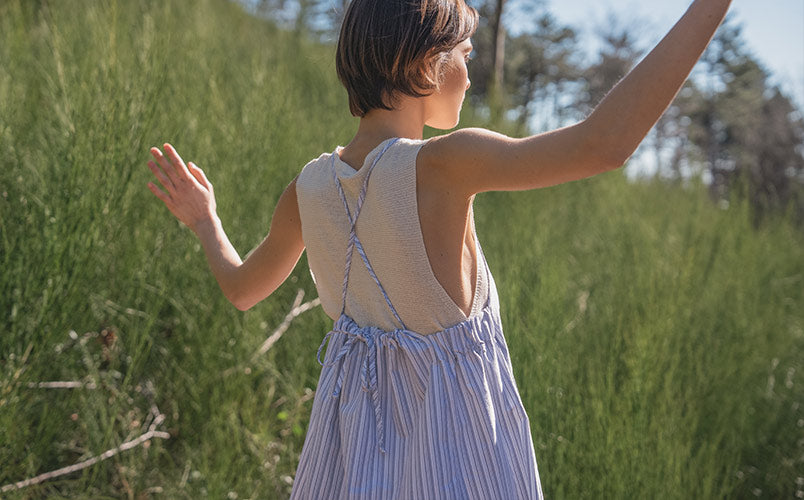 Materiali circolari d'avanzo, salvati dall'inattività sugli scaffali dei magazzini.Fare moda circolare vuol dire partire da ciò che c'è a disposizione e adattare il design e la creatività, in modo che niente vada sprecato - Rifò Lab Moda circolare made in Italy