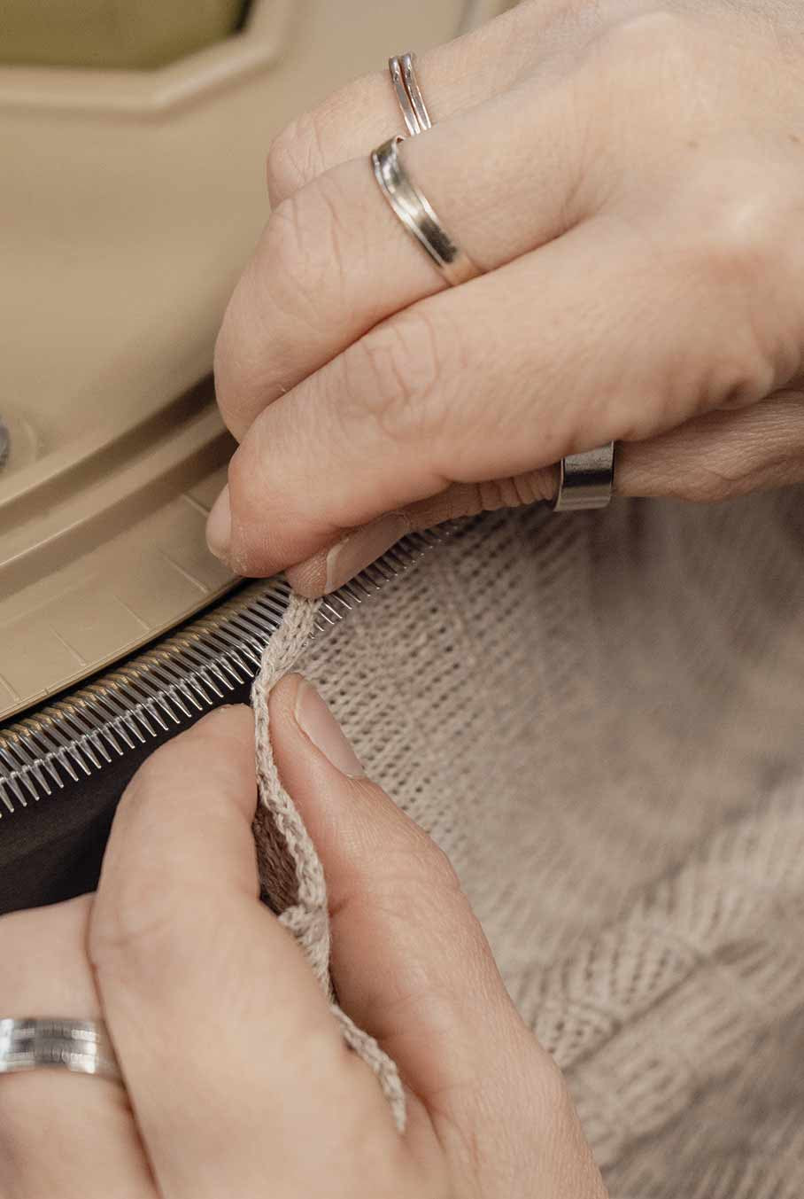 Artigianato italiano tessile uncinetto maglieria sostenibile made in Italy moda circolare Rifò