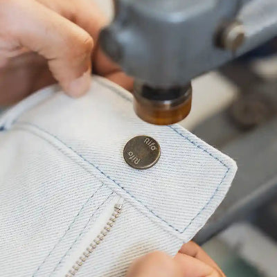 Rifò Lab Moda circolare made in Italy
Il processo di rigenerazione riduce il consumo di acqua, energia e CO₂. Ma per noi non basta: produciamo eticamente e localmente solo quello che serve come alternativa al fast fashion.