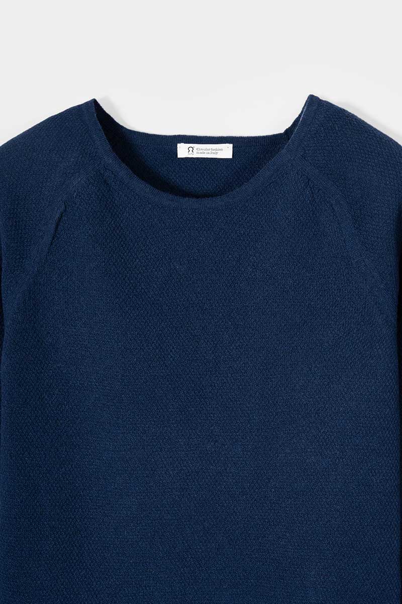 Maglia Donna Lana Extrafine Riciclata Francesca  - Rifò Lab Moda circolare made in Italy 
Blu Abisso 
Maglione da donna in 100% lana extrafine riciclata blu, solo 170 gr, traspirante e leggero come una seconda pelle. Scegli la moda made in Italy di Rifò!