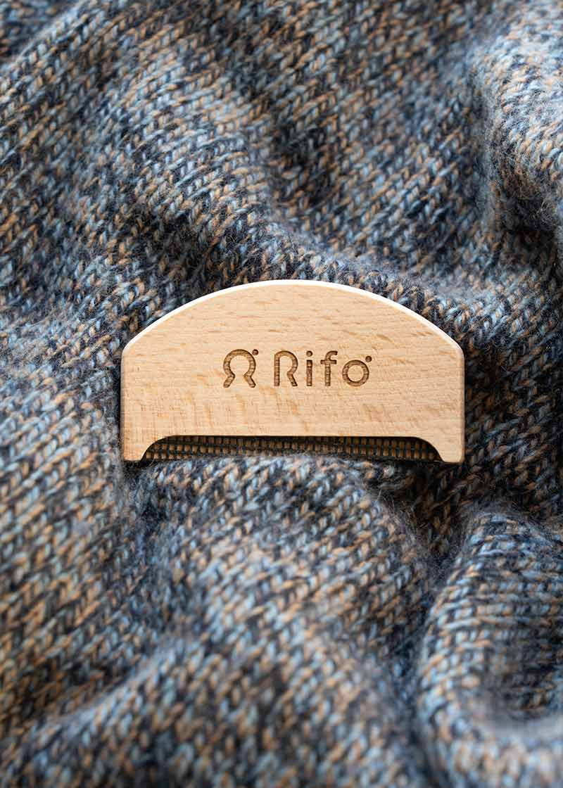 Pettine levapelucchi in legno Johnny - Rifò Lab Moda circolare made in Italy