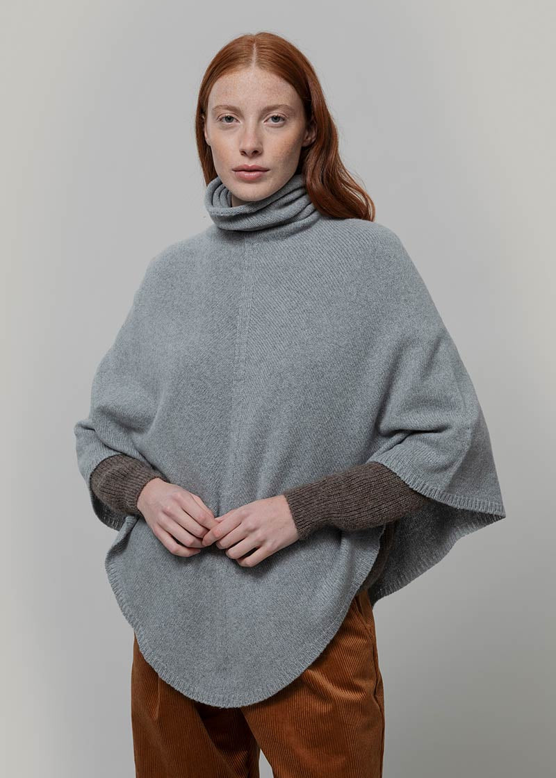 Poncho-donna-cashmere-rigenerato-collo-alto-Elisabetta Rifò Moda circolare made in Italy