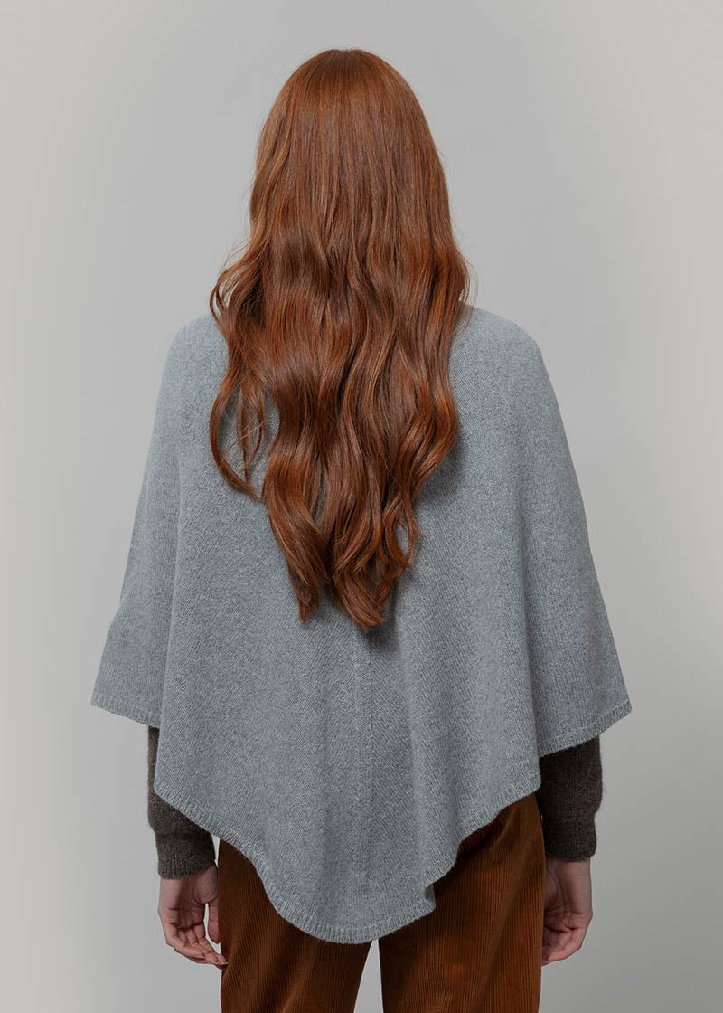 Poncho-donna-cashmere-rigenerato-collo-alto-Elisabetta Rifò Moda circolare made in Italy