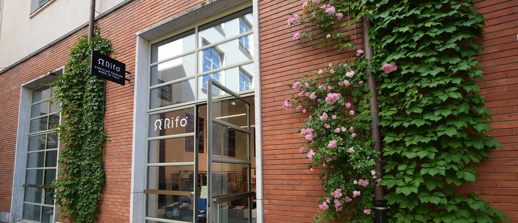 Arriviamo anche a Firenze, nel nuovo Circular Fashion Hub, uno spazio dedicato alla moda circolare condiviso con il brand spagnolo Ecoalf.Ci trovi in Manifattura Tabacchi, via delle Cascine 35 - building B6.