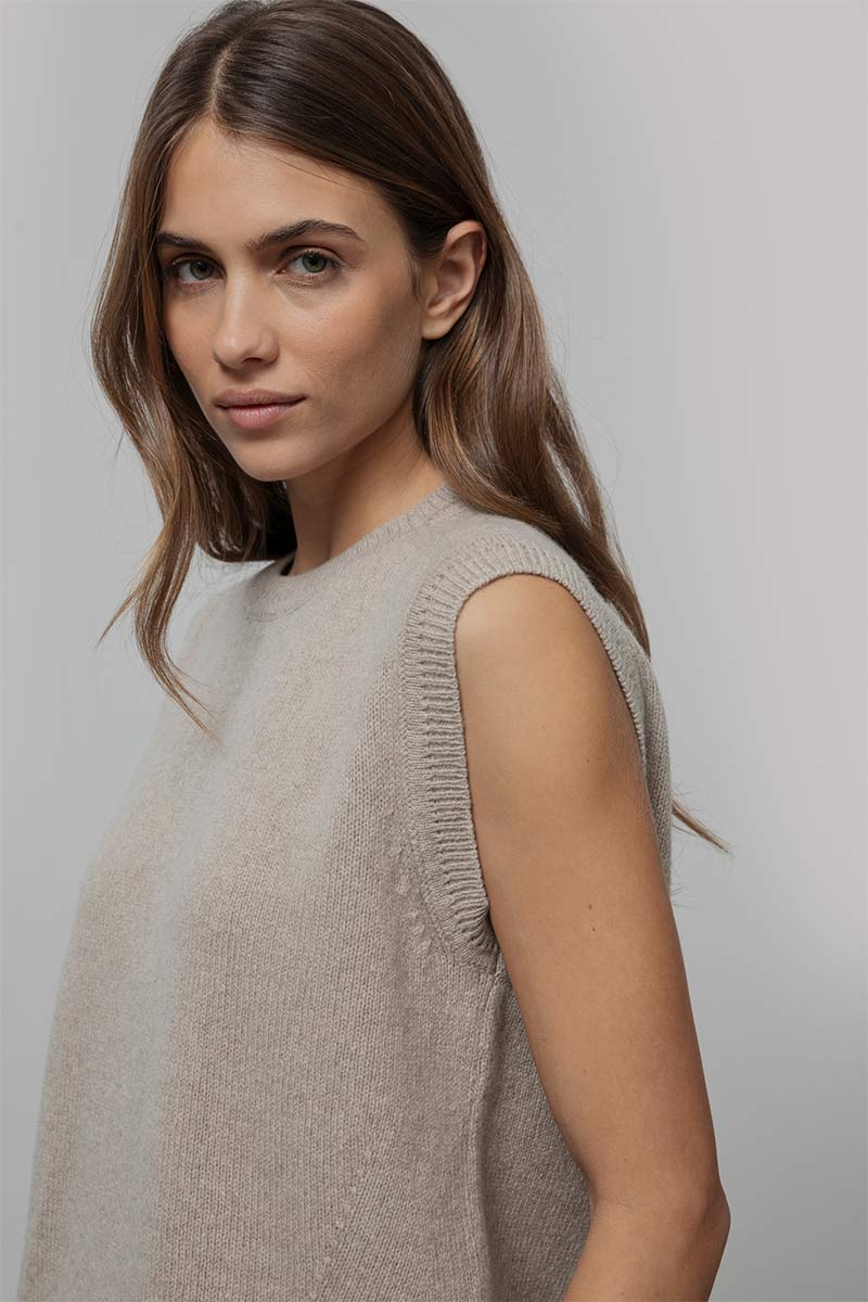 Gilet Donna in Maglia Cashmere Rigenerato Angela Smanicato Donna - Rifò Lab Moda circolare made in Italy
Beige Sabbia