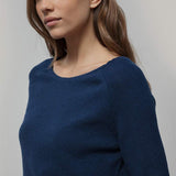 Maglia Donna Lana Extrafine Riciclata Francesca  - Rifò Lab Moda circolare made in Italy 
Blu Abisso 
Maglione da donna in 100% lana extrafine riciclata blu, solo 170 gr, traspirante e leggero come una seconda pelle. Scegli la moda made in Italy di Rifò!