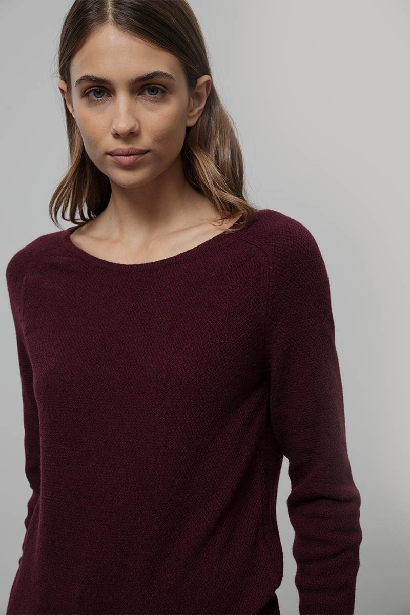 Maglia Donna Lana Extrafine Riciclata Francesca  - Rifò Lab Moda circolare made in Italy 
Viola Uva
Maglione da donna in 100% lana extrafine riciclata blu, solo 170 gr, traspirante e leggero come una seconda pelle. Scegli la moda made in Italy di Rifò!