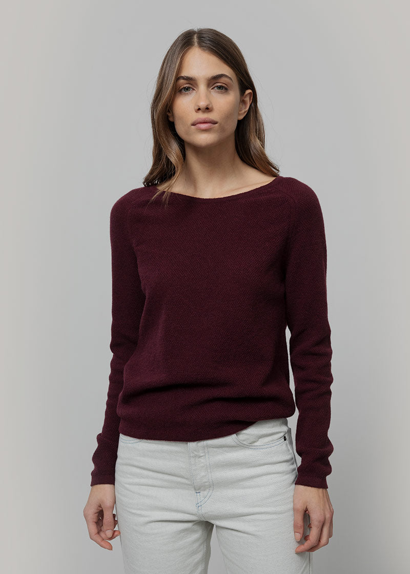 Maglia Donna Lana Extrafine Riciclata Francesca  - Rifò Lab Moda circolare made in Italy 
Viola Uva
Maglione da donna in 100% lana extrafine riciclata blu, solo 170 gr, traspirante e leggero come una seconda pelle. Scegli la moda made in Italy di Rifò!