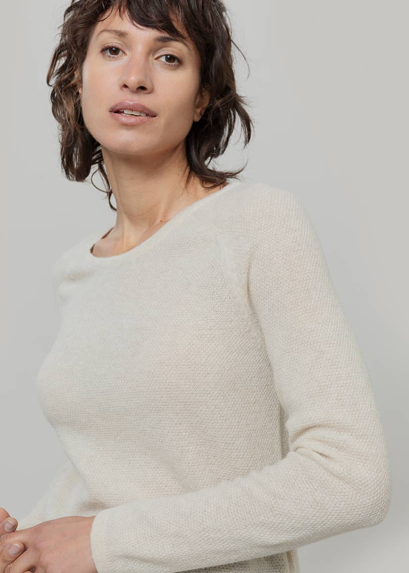Maglia Donna Lana Extrafine Riciclata Francesca  - Rifò Lab Moda circolare made in Italy 
Beige Papiro
Maglione da donna in 100% lana extrafine riciclata blu, solo 170 gr, traspirante e leggero come una seconda pelle. Scegli la moda made in Italy di Rifò!
