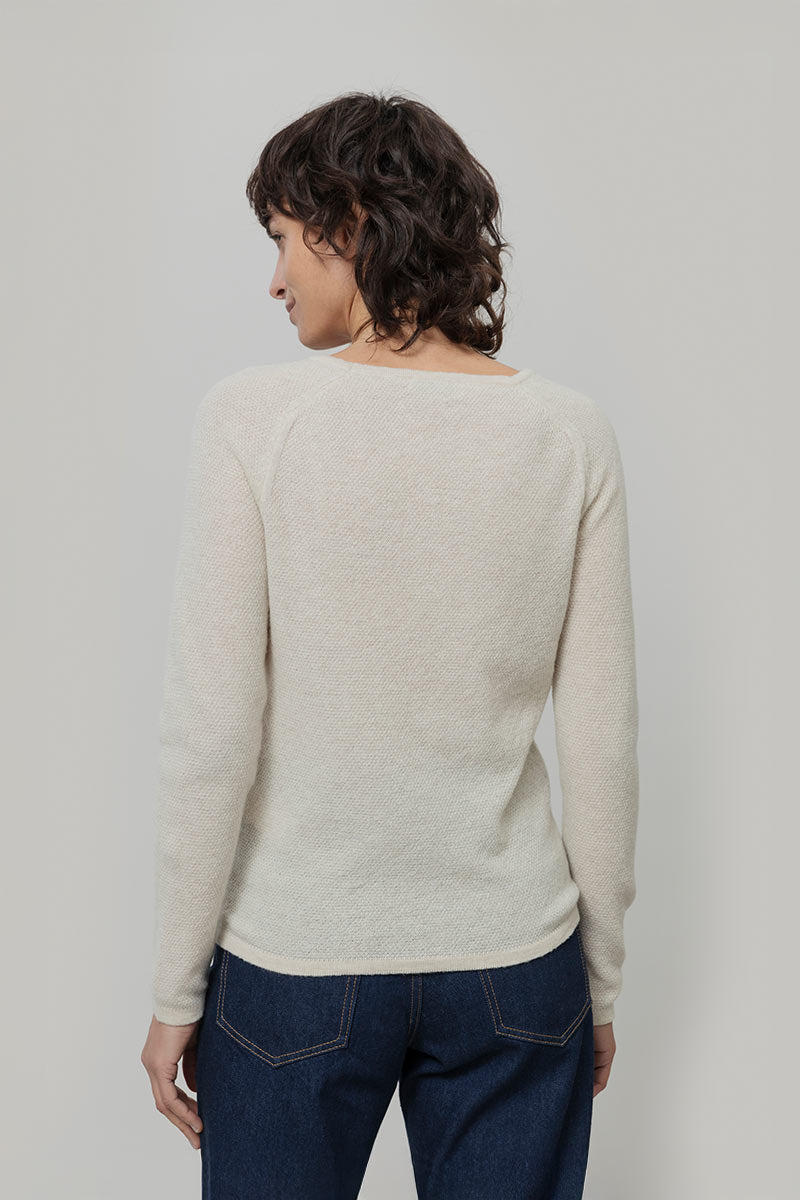 Maglia Donna Lana Extrafine Riciclata Francesca  - Rifò Lab Moda circolare made in Italy 
Beige Papiro
Maglione da donna in 100% lana extrafine riciclata blu, solo 170 gr, traspirante e leggero come una seconda pelle. Scegli la moda made in Italy di Rifò!