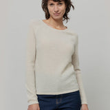 Maglia Donna Lana Extrafine Riciclata Francesca  - Rifò Lab Moda circolare made in Italy 
Beige Papiro
Maglione da donna in 100% lana extrafine riciclata blu, solo 170 gr, traspirante e leggero come una seconda pelle. Scegli la moda made in Italy di Rifò!