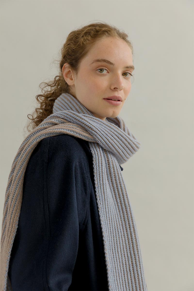 Sciarpa Cashmere Donna Uomo Rigenerato Grigia Azzurra Julia - Rifò Lab Moda circolare made in Italy