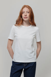 T shirt Bianca Donna Cotone Rigenerato Mimma - Rifò

T-shirt 100 cotone donna bianca, prodotta in Italia per una moda etica in cotone organico e riciclato. Scopri tutte le magliette donna maniche corte di Rifò!